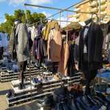 ...ci sono tendoni sui quali sono appesi eleganti abiti da sera...